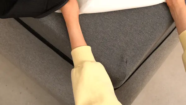 매트리스에 스마트 커버를 씌우는 모습